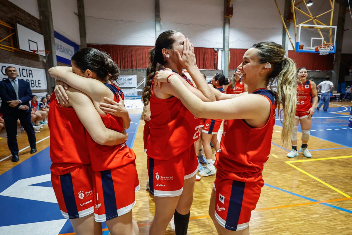 CompeticionFEB's tweet photo. 🏆 #FinalLF2: El @MaristasCoruna disfruta de su gran fiesta del ascenso en un abarrotado pabellón
▶ Disfruta de las mejores imágenes de la gran fiesta del ascenso desde la Galería de fotos de @BaloncestoESP
📸 Galería fotos ScorePlay FEB ⬇
https://t.co/ksv2SQtGy0 https://t.co/BRmmyuxFFR
