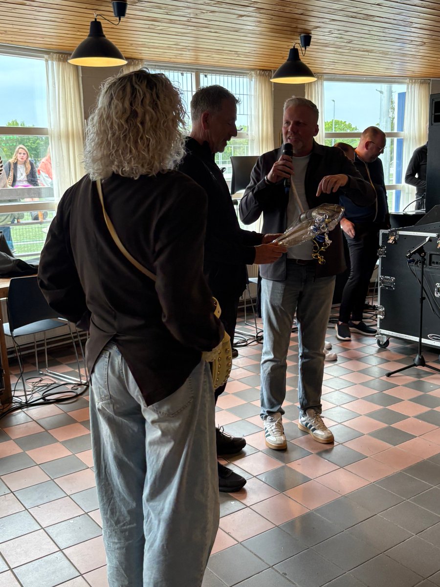 vvhelpman's tweet photo. Namens het bestuur nog een welverdiend presentje voor Wilco Veldhuis. #clubvoorhetleven https://t.co/D5ErfznUfp