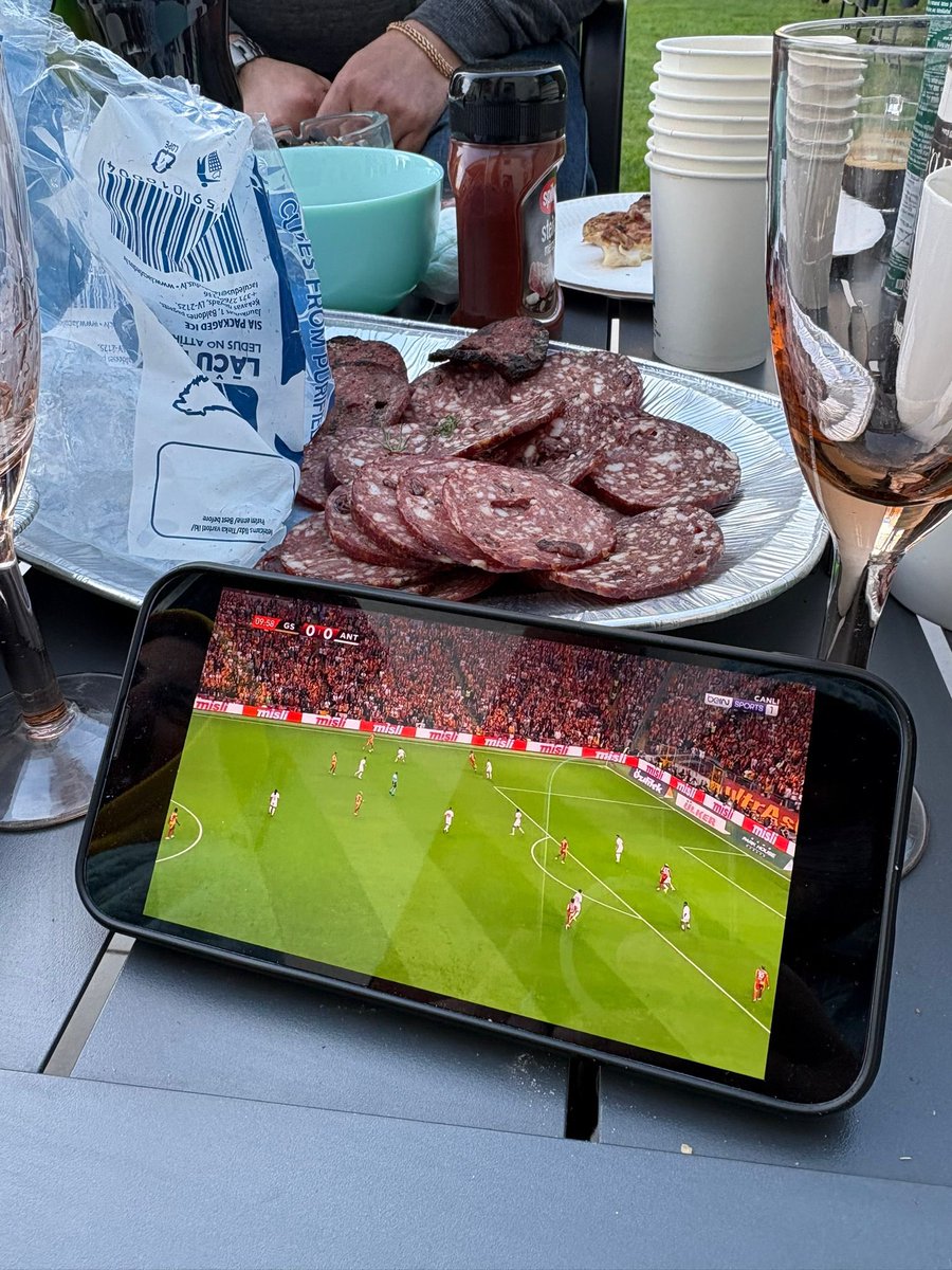 TetikCast's tweet photo. @kokafalan Geyik salamı ve rakı kombinledim. Bişi olmaz 😂 https://t.co/3BlbEI3BhA