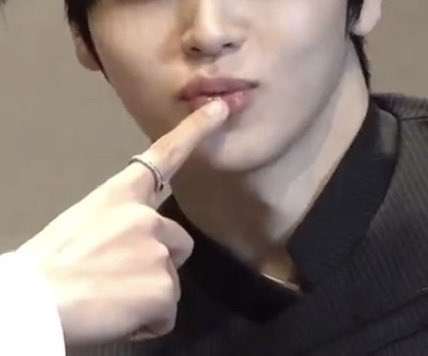 not a single ounce of hesitation when he pressed it directly onto both of their lips. we love indirect kisses 🫦