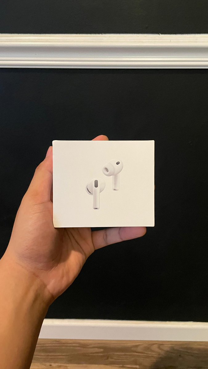 Thepoogh's tweet photo. Ada yg lagi cari hp &amp; airpods baru gk?

#wts #wtb #preloved https://t.co/PvVbIaBcWl