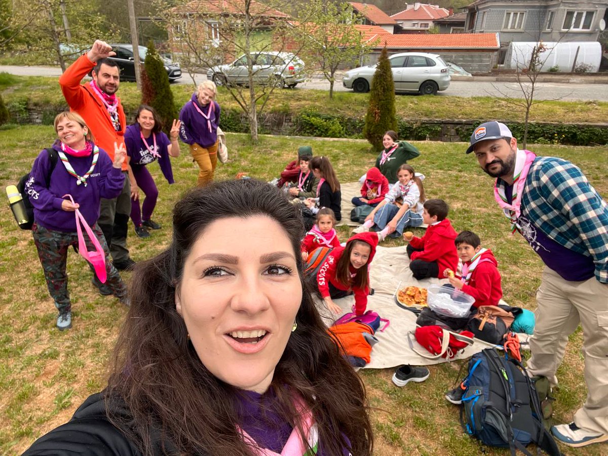 borascout's tweet photo. Включихме се в Бяла за украсата за Giro d’Italia. Скаути и вълчета изрисуваха буквите на клуба, изиграха хореография и преживяхме най-гледаното велосъстезание със секунди ефир, цял ден емоции и спомени за цял живот.

#ReadyForLife
#ГотовиЗаЖивота

#ReadyForTheWorld
#ГотовиЗаСвета https://t.co/rDCVcJfbld