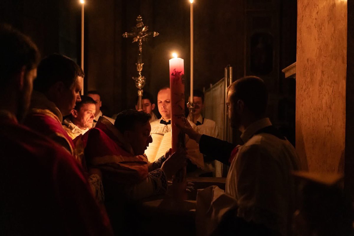 fssp_roma's tweet photo. O felix culpa, quae talem ac tantum 
meruit habere Redemptorem!

Sabato Santo - Benedizione del Fuoco, Preconio Pasquale, Canto delle Profezie e Benedizione dell’acqua battesimale 

#trinitadeipellegrini #fssp #wigratzbad https://t.co/A3X8yHOK8p