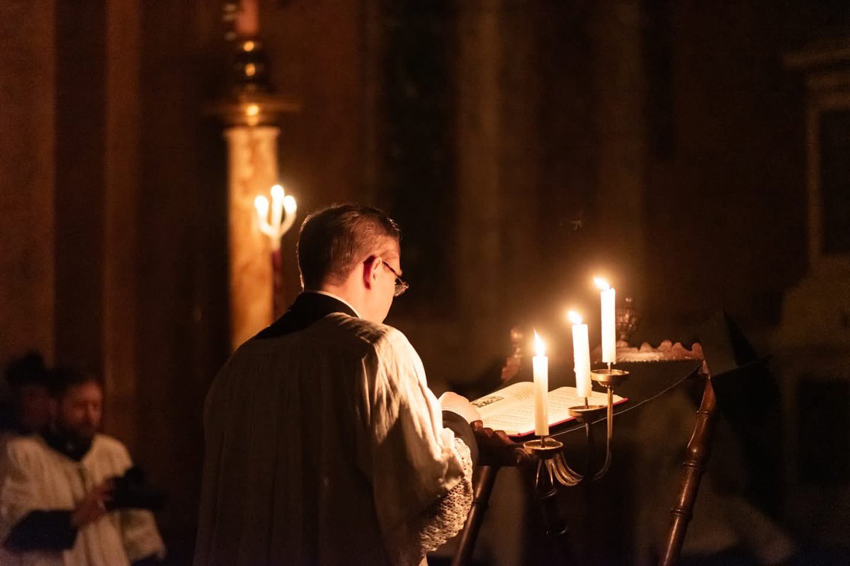 fssp_roma's tweet photo. O felix culpa, quae talem ac tantum 
meruit habere Redemptorem!

Sabato Santo - Benedizione del Fuoco, Preconio Pasquale, Canto delle Profezie e Benedizione dell’acqua battesimale 

#trinitadeipellegrini #fssp #wigratzbad https://t.co/A3X8yHOK8p
