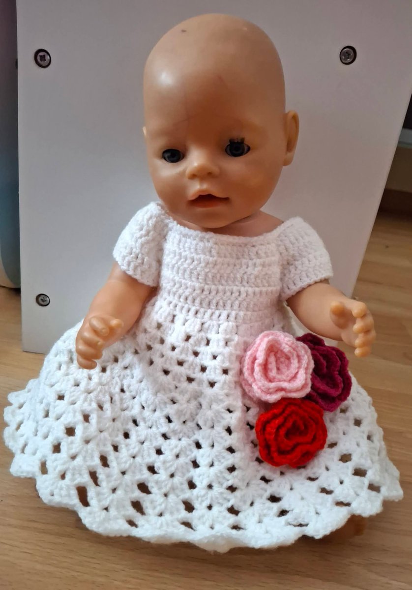 crochet_Empire's tweet photo. NEUE ANLEITUNG LIVE 👑🌹
Puppenkleid mit Rosen - jetzt auf crazypatterns 

Weil jede Puppe ein hübsches Kleid verdient 💅

Link in Bio / CP-Shop
#crochetdoll #dollclothes #patternrelease https://t.co/Fd3M19iuRT