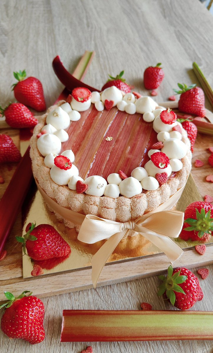 S_Flrs's tweet photo. • Biscuits cuillère maison
• Insert confit fraise rhubarbe
• Crème bavaroise vanille
• Rhubarbes pochées au sirop
• Ganache montée légère vanille

Pas l'habitude de travailler la rhubarbe, mais c'est validé ! 
J'écrirai la recette sur le blog demain ! 🫶🏻 https://t.co/AfLEXmMZbr