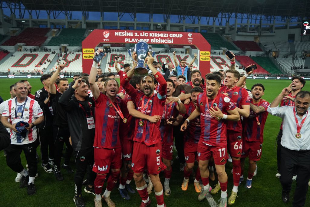 Mertan48's tweet photo. Şampiyon Mardinspor 🏆
Hikayesi olan zor bir şampiyonluktu ancak başardık. Yüreğini ortaya koyan herkese ve Mardin halkına destekleri için teşekkür ediyorum. @mardinsporsk https://t.co/9hUK9mOqZe