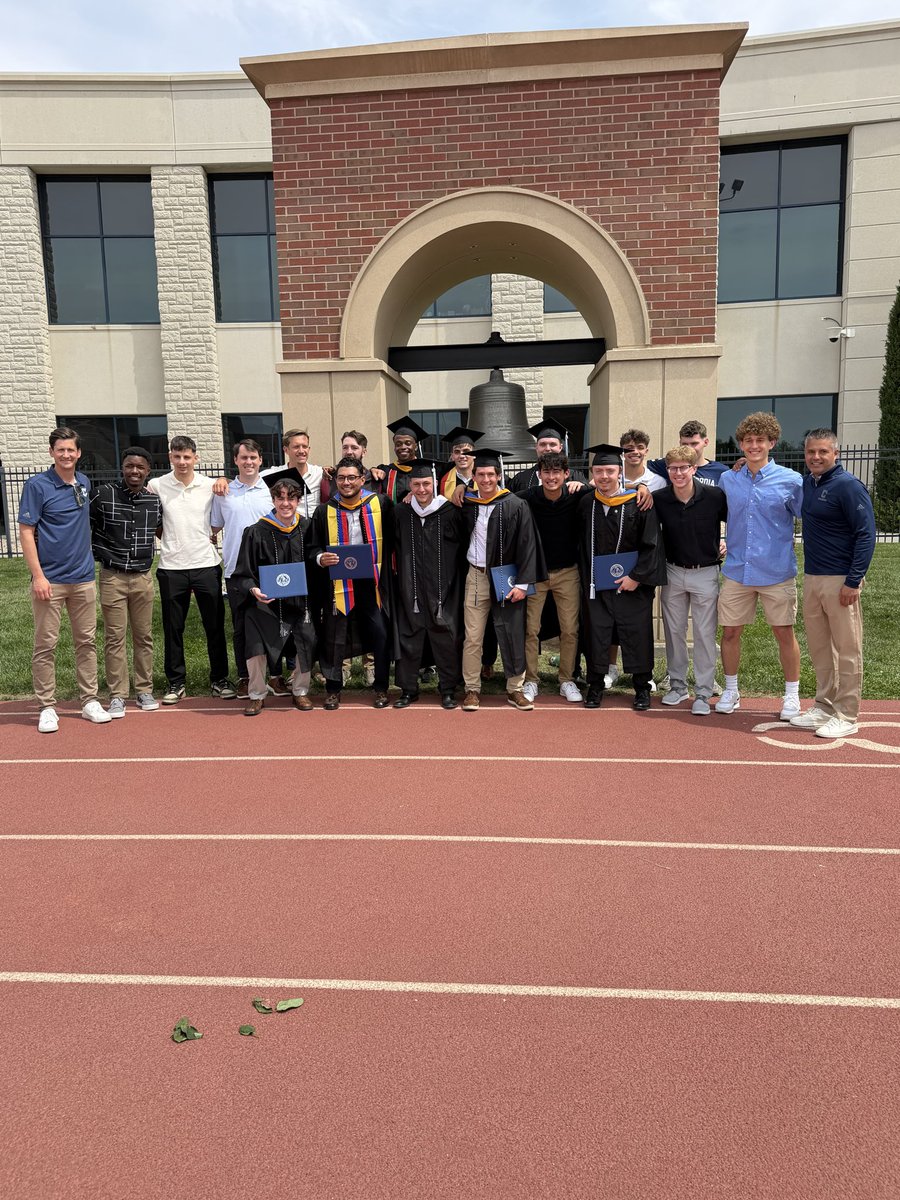 JasonWeides's tweet photo. Proud of these seniors! https://t.co/hBJNC2Dteq