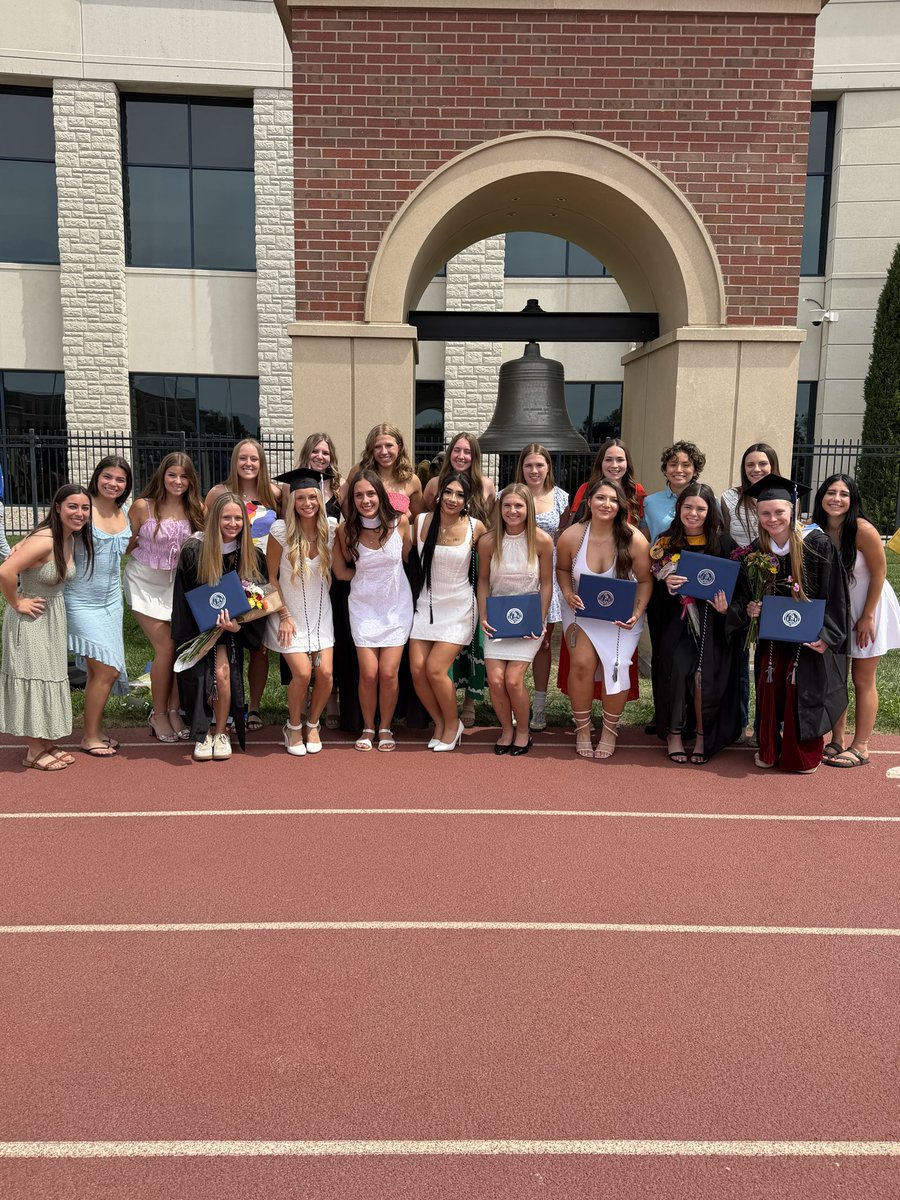 JasonWeides's tweet photo. Proud of these seniors! https://t.co/hBJNC2Dteq