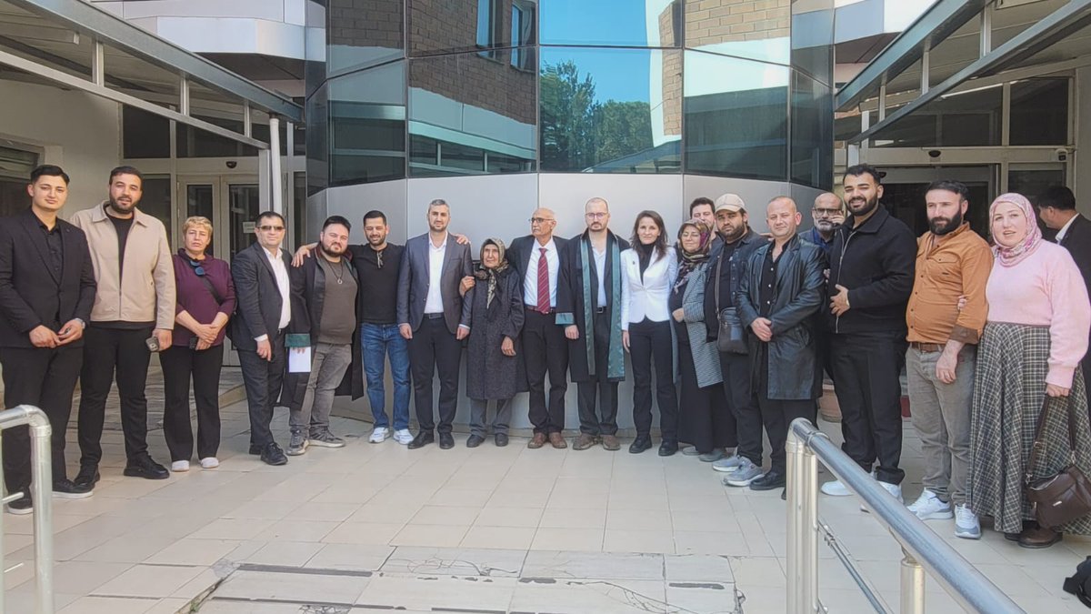 FESDER_571's tweet photo. 'Ayinesi iştir kişinin lafa bakılmaz'

Ramazan Hoca iftirayla tutuklandı yoktunuz
İftiralar çürüdü beraat etti yine yoktunuz

Biz oradaydık!
CHP tüm teşkilatlarıyla oradaydı!

Siz haklının yanında bile yoktunuz!

Hoca'nın beraatına rağmen uğradığı zulüm bitmedi siz hala yoksunuz! https://t.co/L2t47qA9za