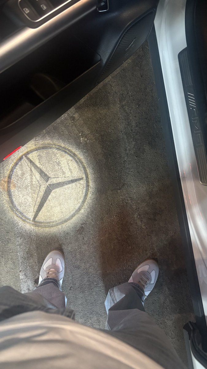 1tra__'s tweet photo. Specialist at G.A.B. that’s all I’m into still grinding like the rent due https://t.co/JjwgvRcOIF