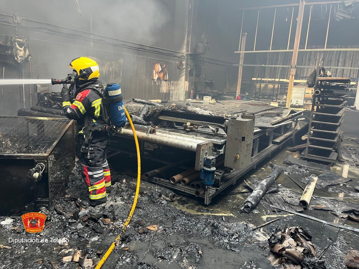 cpeistoledo's tweet photo. 📍 Incendio industrial 🔥🏭 Ontígola

Incendio en nave industrial textil.
Control de propagación, extinción interior y refrigeración de distintos focos activos.

Intervienen dotaciones del CPEIS Toledo y Bomberos Comunidad de Madrid.

🚒 CPEIS Toledo

#CPEISToledo #Bomberoscm https://t.co/rscB0IUJzU