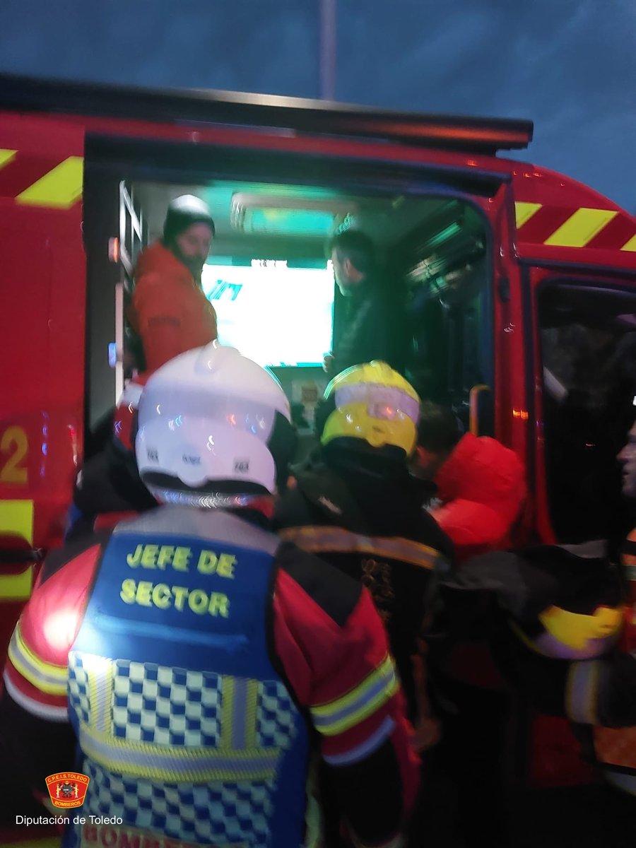 cpeistoledo's tweet photo. 📍 Incendio industrial 🔥🏭 Ontígola

Incendio en nave industrial textil.
Control de propagación, extinción interior y refrigeración de distintos focos activos.

Intervienen dotaciones del CPEIS Toledo y Bomberos Comunidad de Madrid.

🚒 CPEIS Toledo

#CPEISToledo #Bomberoscm https://t.co/rscB0IUJzU