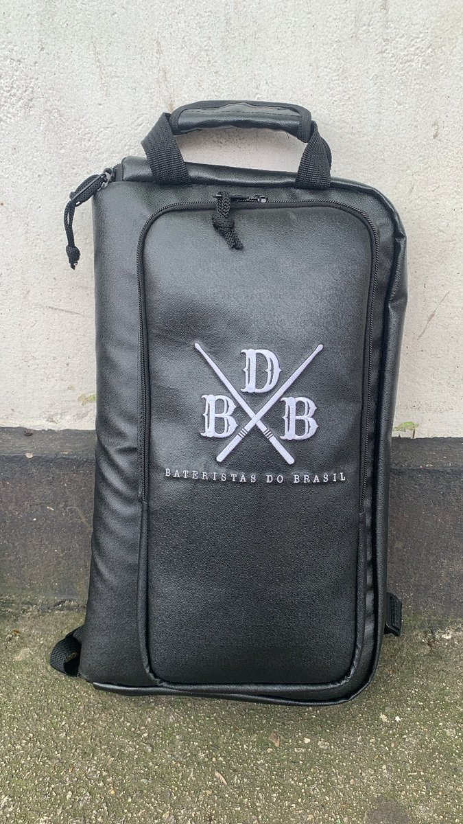 bdbstoreoficial's tweet photo. Bag de Baquetas Luxo, lançamento. 

✅ Confeccionado em Lona Marítima; 
✅ Bolso espaçoso na frente; 
✅ Divisórias internas para as baquetas; 
✅ Regulagem de tamanho nas costas; 
✅ Estilo mochila com alças acolchoadas; 
✅ Bordado com logo BDB https://t.co/1YQTxVMlIb