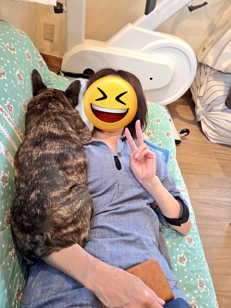 まる…そこはパパの指定席なんだけどな😑 なんでママ嬉しそうなんだろ