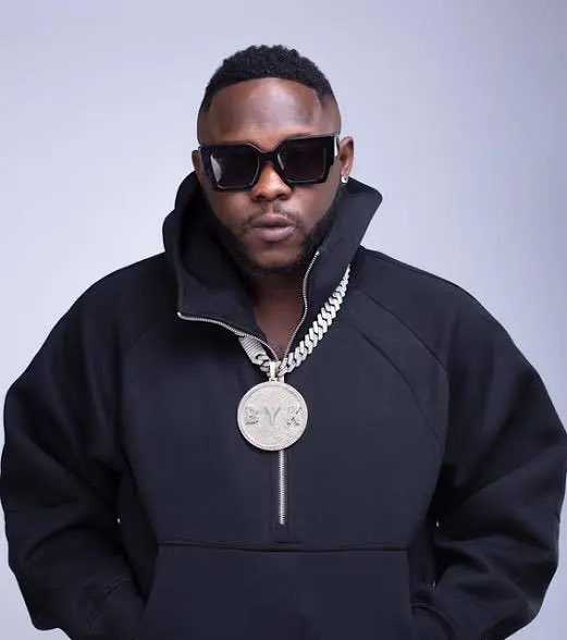 abronomah29's tweet photo. If Medikal wins the artist of the year tonight , I’ll give away GH 200 to 35 people who like and comment under this post.

MUST be following me to qualify☘️☘️☘️☘️☘️✔️

 #TelecelGhanaMusicAward https://t.co/PO5KdkgOoz