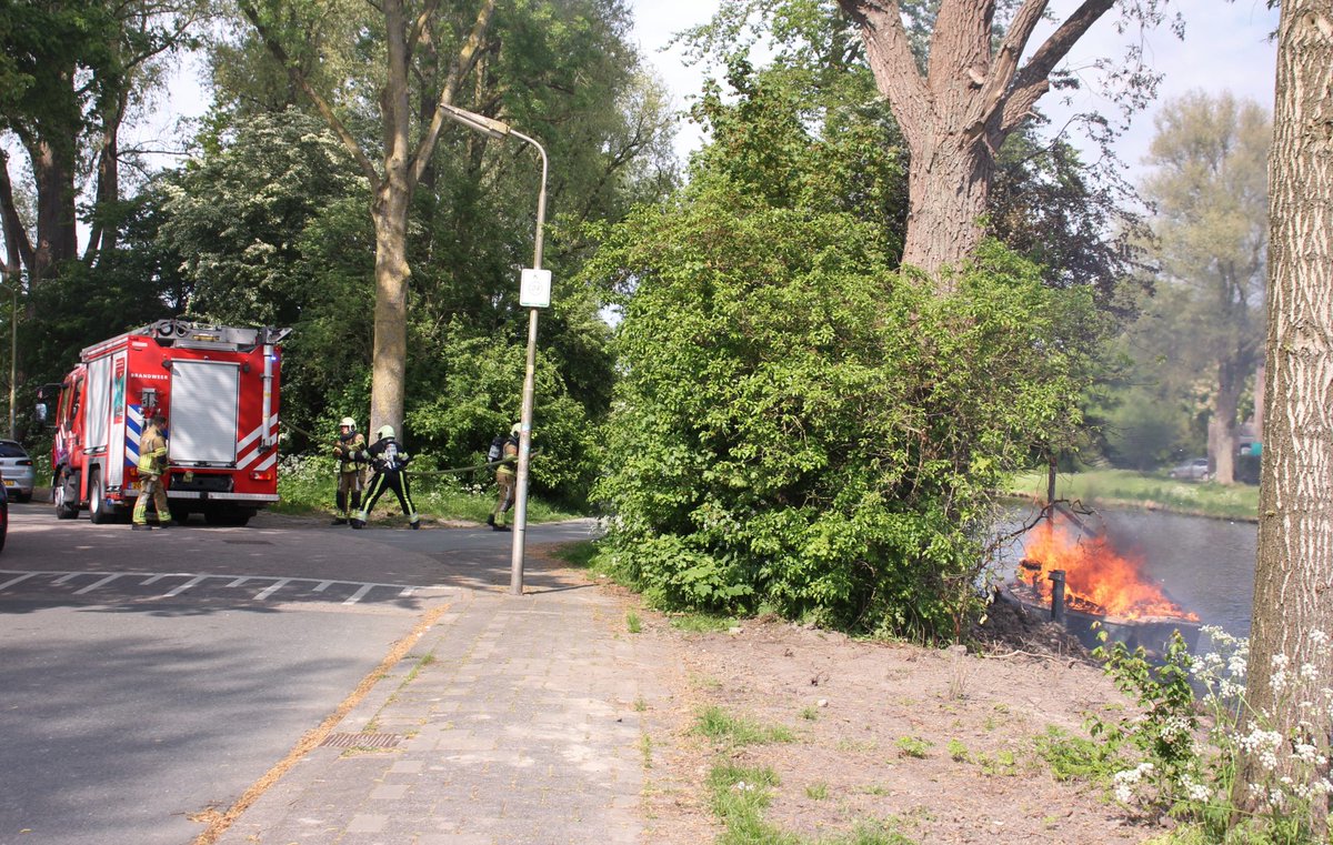 Bootje in brand in Dokkumer Ee, Leeuwarden