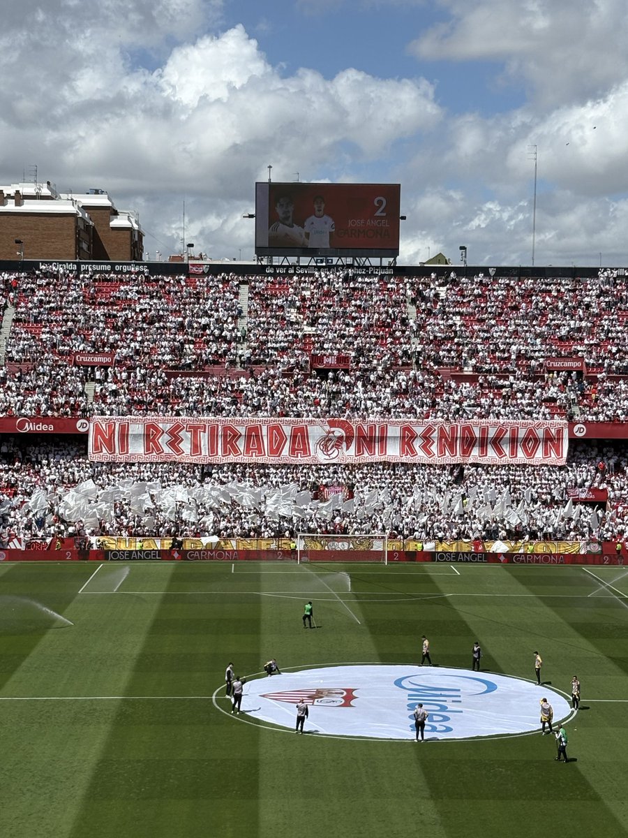 🔴 Lo que ha hecho la afición del <a href="/SevillaFC/">Sevilla Fútbol Club</a> por salvar de la muerte a su equipo es para lavarse la boca antes de hablar de ellos.

Maltratados por un consejo indigno siguen matando en la batalla por amor a un escudo. 

Si se salva será en un 90% su responsabilidad. Impresionante