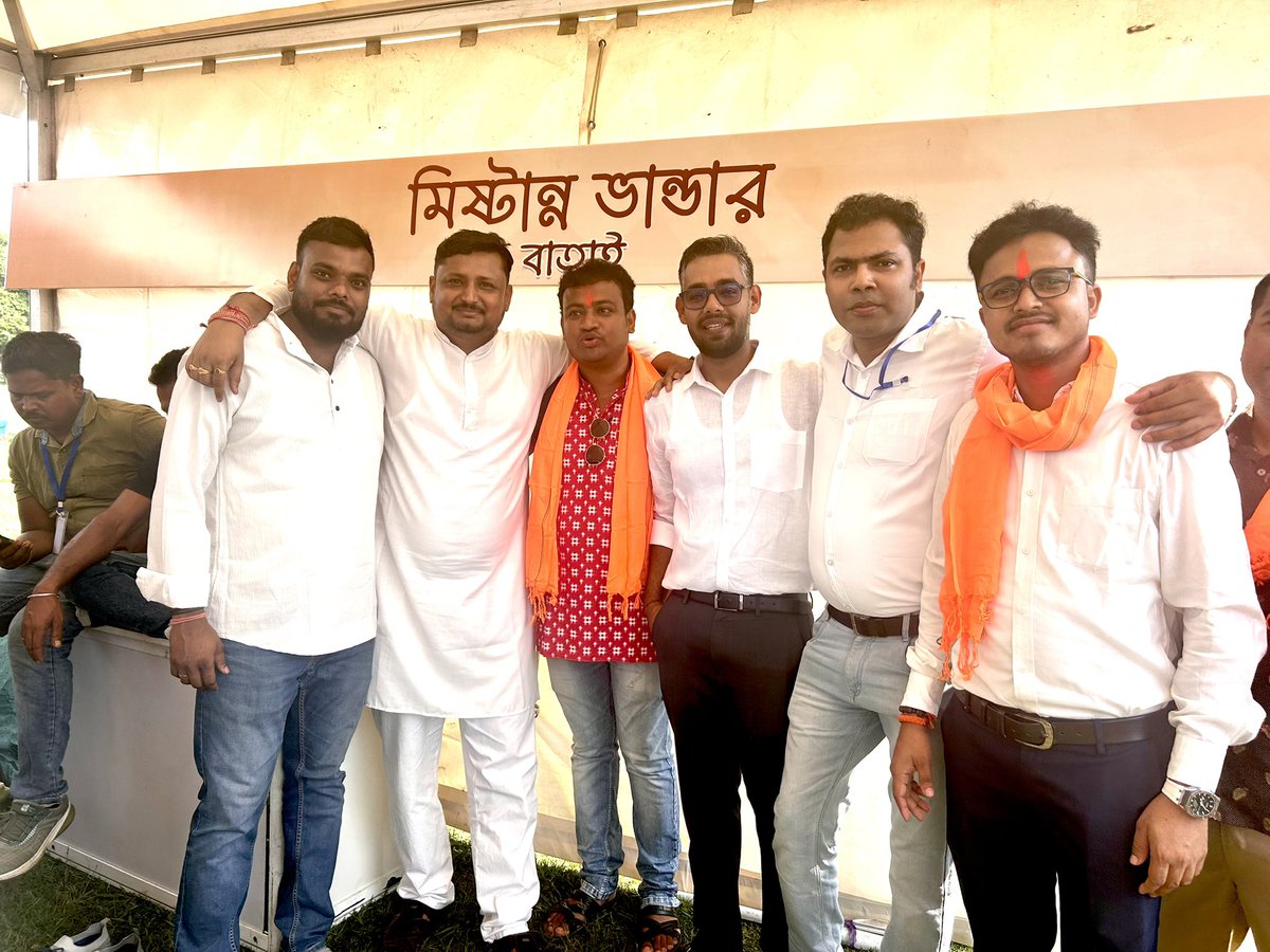 arupdash_bjym's tweet photo. শত শত মানুষের অক্লান্ত পরিশ্রম,মিথ্যা কেসের আসামী হয়ে ঘরবাড়ি ছাড়া, সর্বপরি তিনশো অধিক মানুষের আত্মবলিদানে একটি নতুন সূচনার লগ্নে আমার ঘরের দাদা সম্মানীয় শুভেন্দু অধিকারী মহাশয়ের মুখ্যমন্ত্রী হওয়ার শপথ গ্রহণ অনুষ্ঠানে উপস্থিত থাকতে পেরে আমি গর্বিত এবং আপ্লুত।
@SuvenduWB https://t.co/pvtk9WPZOH