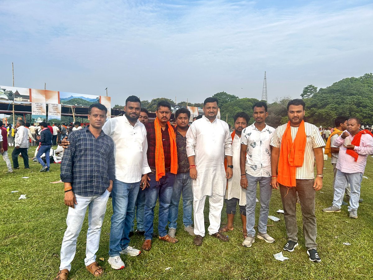 arupdash_bjym's tweet photo. শত শত মানুষের অক্লান্ত পরিশ্রম,মিথ্যা কেসের আসামী হয়ে ঘরবাড়ি ছাড়া, সর্বপরি তিনশো অধিক মানুষের আত্মবলিদানে একটি নতুন সূচনার লগ্নে আমার ঘরের দাদা সম্মানীয় শুভেন্দু অধিকারী মহাশয়ের মুখ্যমন্ত্রী হওয়ার শপথ গ্রহণ অনুষ্ঠানে উপস্থিত থাকতে পেরে আমি গর্বিত এবং আপ্লুত।
@SuvenduWB https://t.co/pvtk9WPZOH