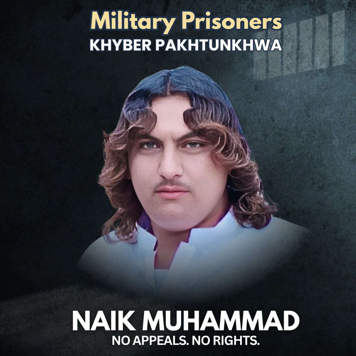 اس نوجوان کا نام نیک محمد ہے جس کا تعلق ضلع بنوں سے ہے، 9 مئی کو عمران خان کی گرفتاری کے بعد وہ پُرامن احتجاج کے لیے نکلے، جہاں بعد ازاں انہیں گرفتار کر لیا گیا۔
نیک محمد کئی ماہ تک فوجی حراست میں رہے، جس کے بعد ملٹری کورٹ نے انہیں 9 سال قید کی سزا سنائی، وہ اس وقت بنوں سینٹرل