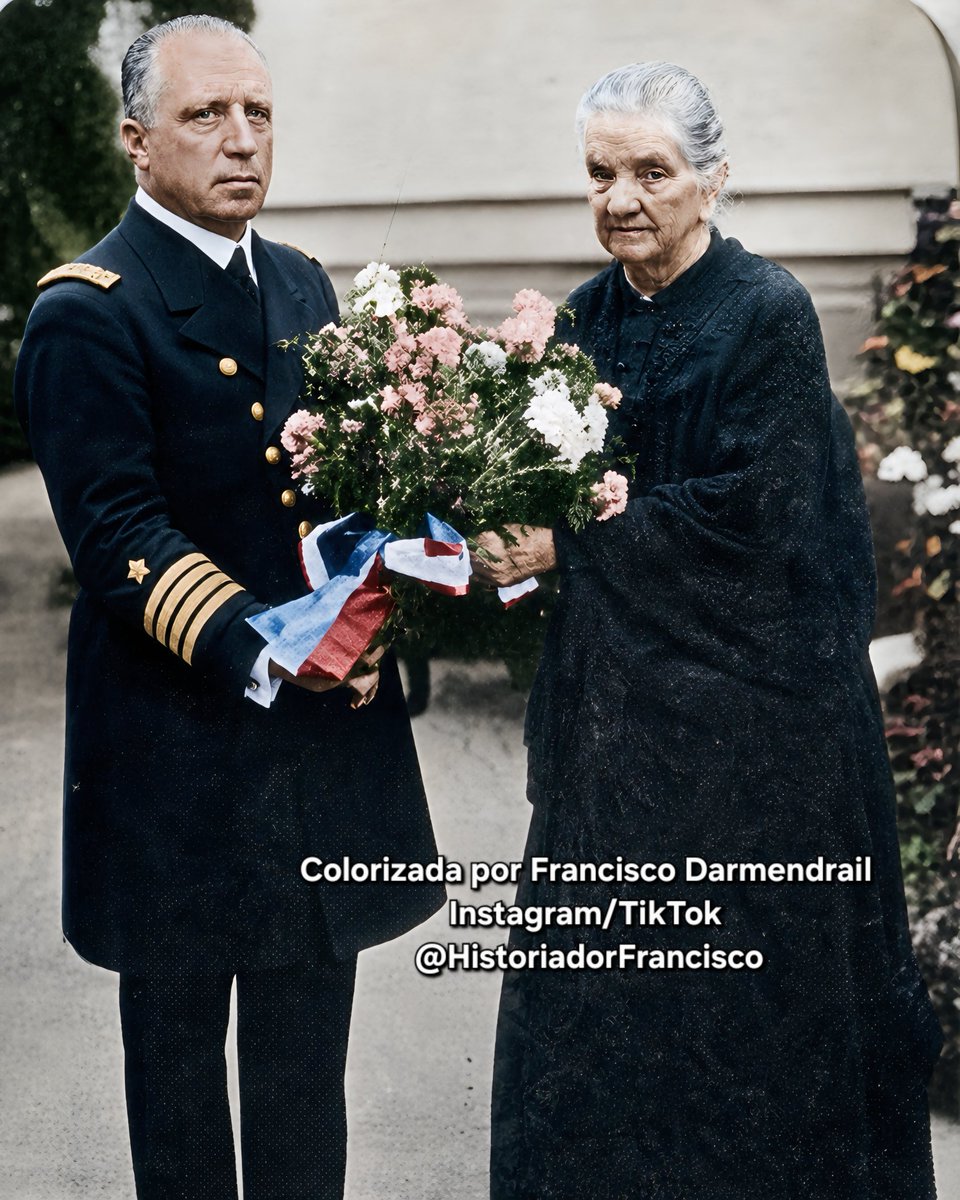 FcoDarmendrail's tweet photo. Visita del capitán de navío peruano, Julio Víctor Goicochea Álvarez a Doña Carmela Carvajal de Prat en 1930. Primera visita de un comandante de la Escuadra peruana a #Chile tras la Guerra del Pacífico. #MesdelMar #ArturoPrat https://t.co/A3R0CEEaG2