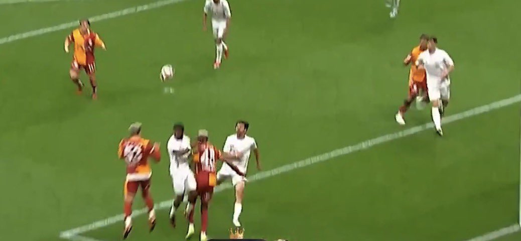 yahyayilik's tweet photo. Ofsayt pozisyonundaki Osimhen defans oyuncusuna golde temasta bulunuyor bu %100 ofsayt. Yapı son görevini yaptı! https://t.co/1hwL5ML4TQ