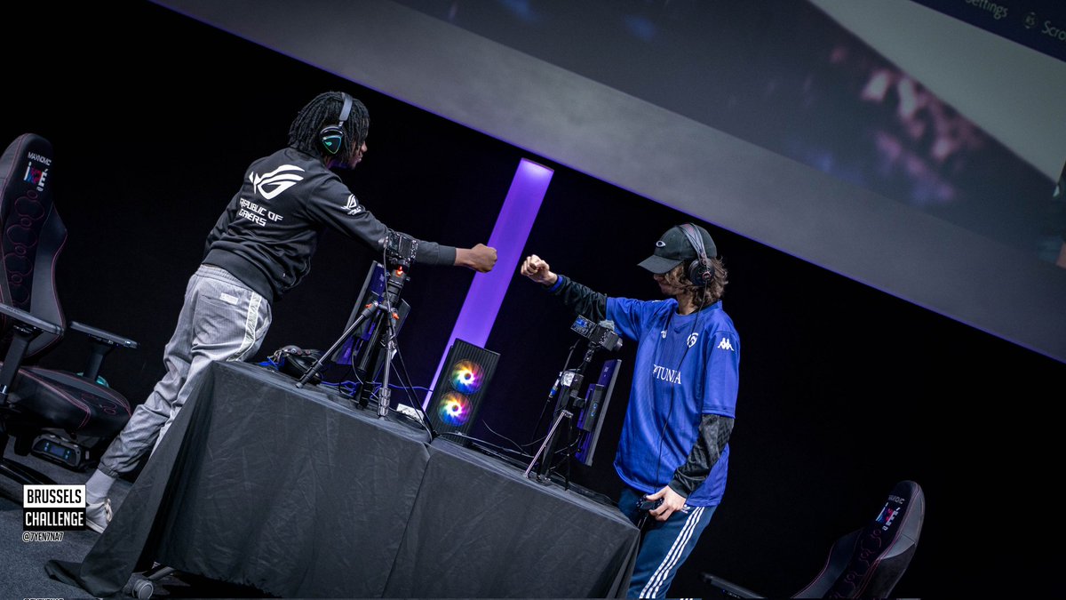 7yen7na7's tweet photo. 🤜🏽🤛🏽🤜🏽🤛🏽🤜🏽🤛🏽🤜🏽🤛🏽 https://t.co/h4tGPbdrR5