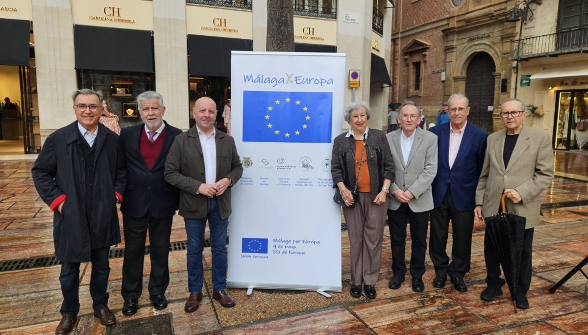 forellana2's tweet photo. Día de Europa 2026. La plataforma "Málaga por Europa" com sociedad civil malagueña presenta un manifiesto, leído por Magdalena Martín, catedrática de Derecho Internacional Público de la @InfoUMA tras una presentación del periodista Ignacio Martínez en plaza de la Constitución. https://t.co/Xk4Ogn546C