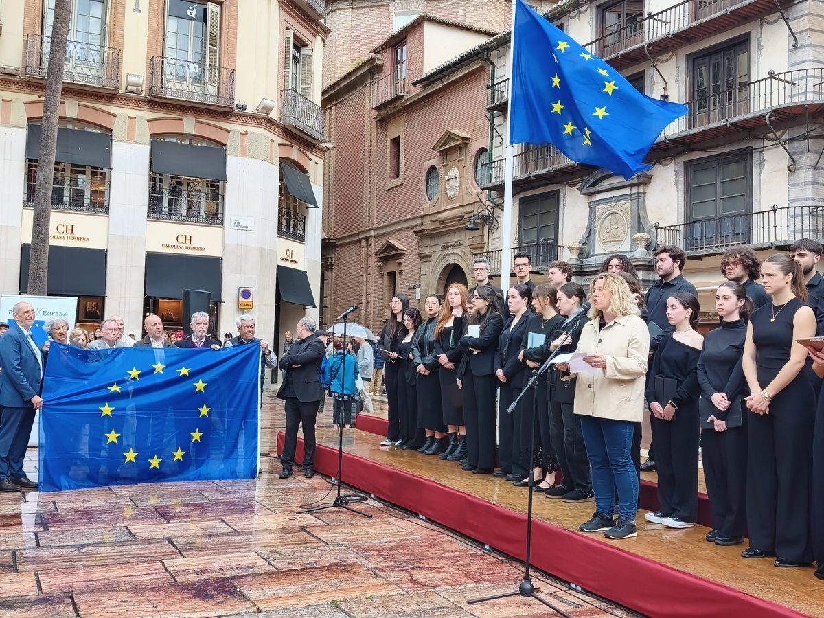 forellana2's tweet photo. Día de Europa 2026. La plataforma "Málaga por Europa" com sociedad civil malagueña presenta un manifiesto, leído por Magdalena Martín, catedrática de Derecho Internacional Público de la @InfoUMA tras una presentación del periodista Ignacio Martínez en plaza de la Constitución. https://t.co/Xk4Ogn546C