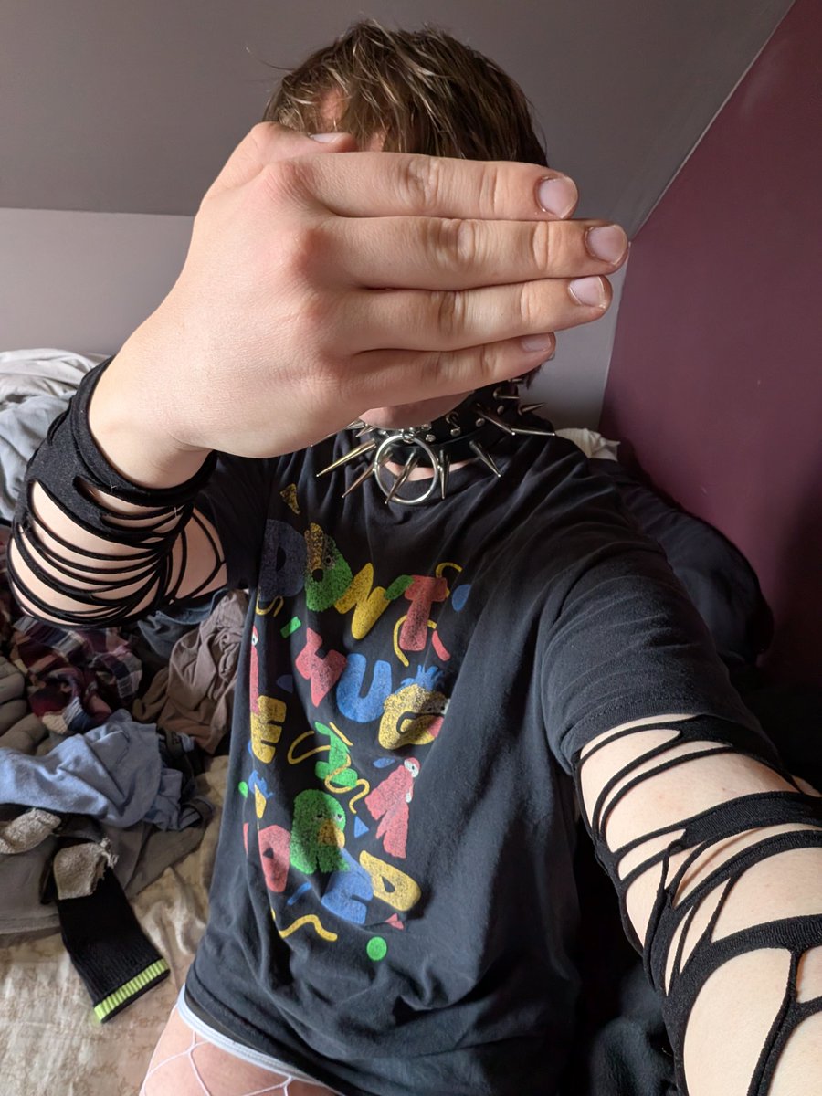 Kez_ev435's tweet photo. #femboy #fishnets #choker #bored #weird #kms #istill #dek
I was trying to block my face but I don't have a mirror in my room so it just looked weird https://t.co/Q6ikDZpmTV