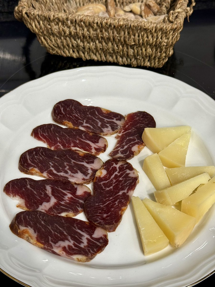 MisterEspeto's tweet photo. Aperitivo O’Clock (extended version): anchoas de Primavera de López, presa ibérica de Dehesa de los Monteros, queso de oveja de leche cruda de Pedro Paquillo e Hijos (La Solana), bloc de foie de oca de la Maison Argaud y cecina de vaca de Entrepeñas. Día de calma antes de la tormenta en #CanEspeto