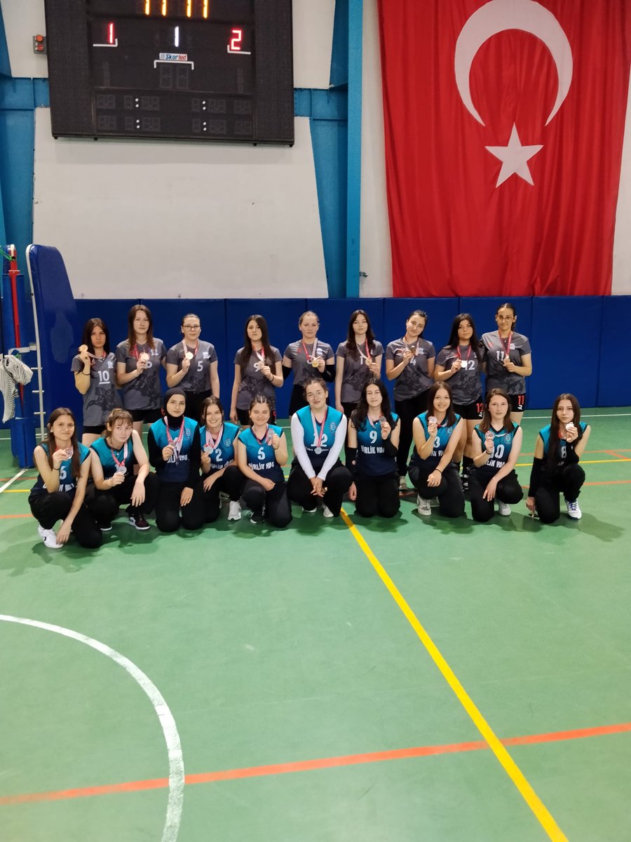 Ferhat32563704's tweet photo. 19 Mayıs Gençlik ve Spor Bayramı voleybol turnuvasında şampiyon 25 Mayıs Anadolu Lisesi! 🏆🏐 Sahada devleşen takımımızı ve emeği geçen herkesi kutluyoruz. Gururluyuz! https://t.co/adwGJ1GGuD