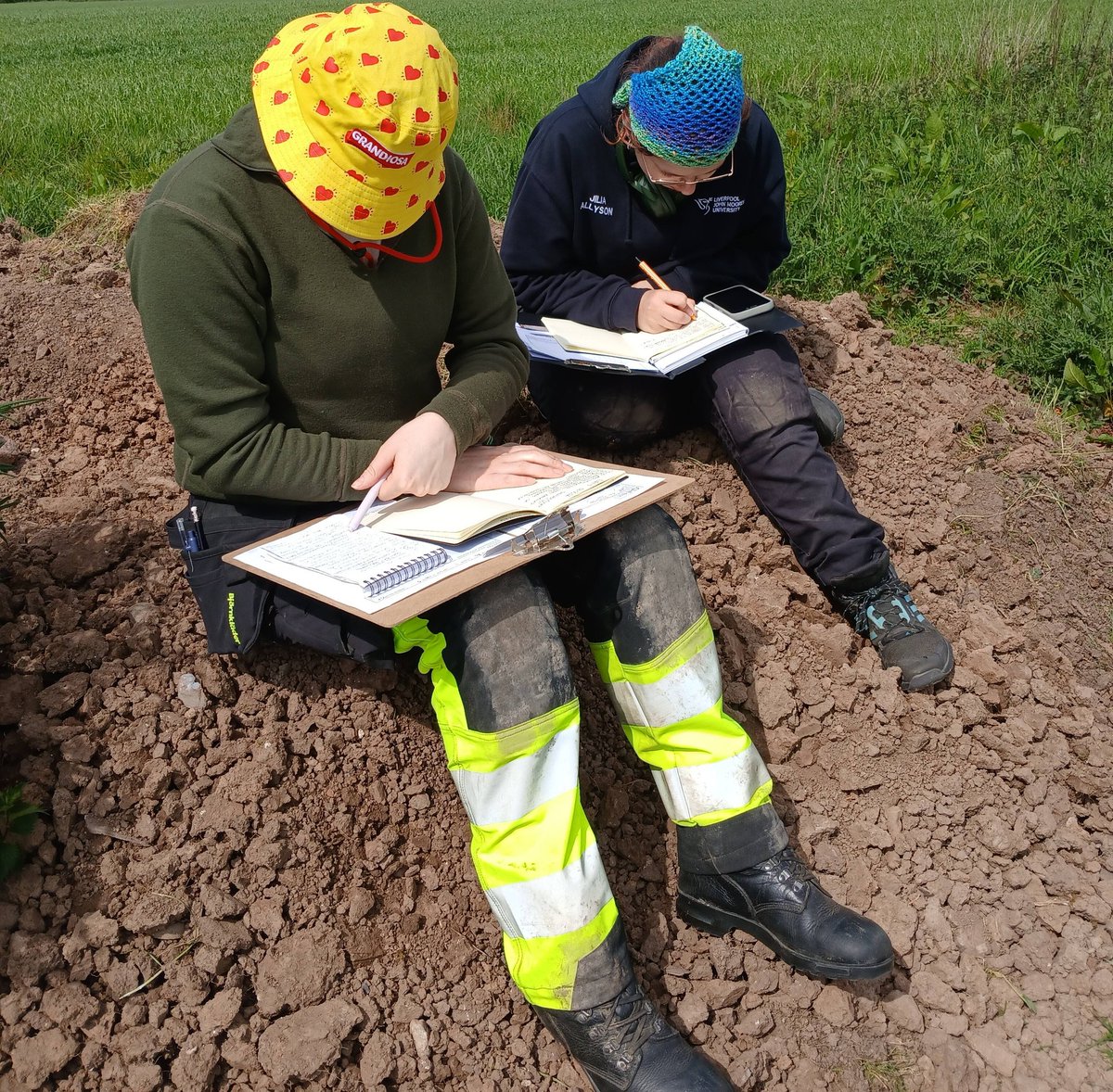 PoultonProject's tweet photo. I can't believe it's the end of our second week and the LJMU undergraduate fieldschool. We excavated four later medieval skeletons as part of their assessed fieldschool and everyone had an amazing time. Now I just have to mark their notebooks! https://t.co/J2inpN7LyE