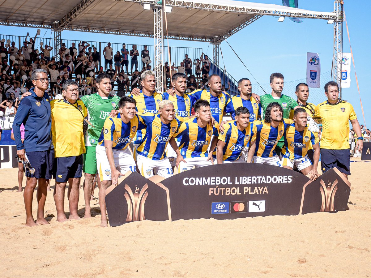 LuquenoPlay's tweet photo. Orgullosos de este equipo que luchó hasta el final. 👏🏻👏🏻

🔜 Mañana toca levantarse y cerrar la CONMEBOL Libertadores con todo. 💙💛✨

#VamosLUQUEÑO 🇺🇦 https://t.co/AGap6Uifzc