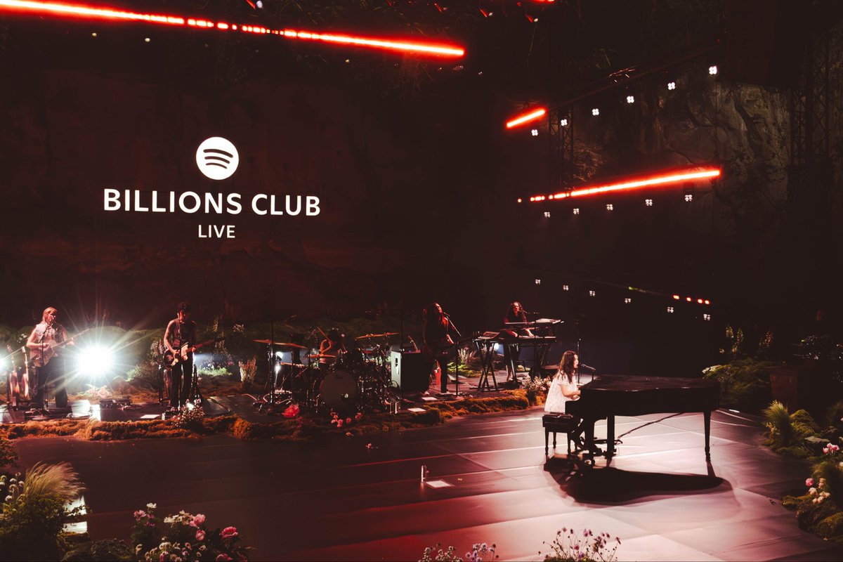 lSF3SB's tweet photo. spotify billions club live starring @oliviarodrigo 
shot from the crowd (do not repost without credits) 💐💐💐 https://t.co/4iGuarUaez