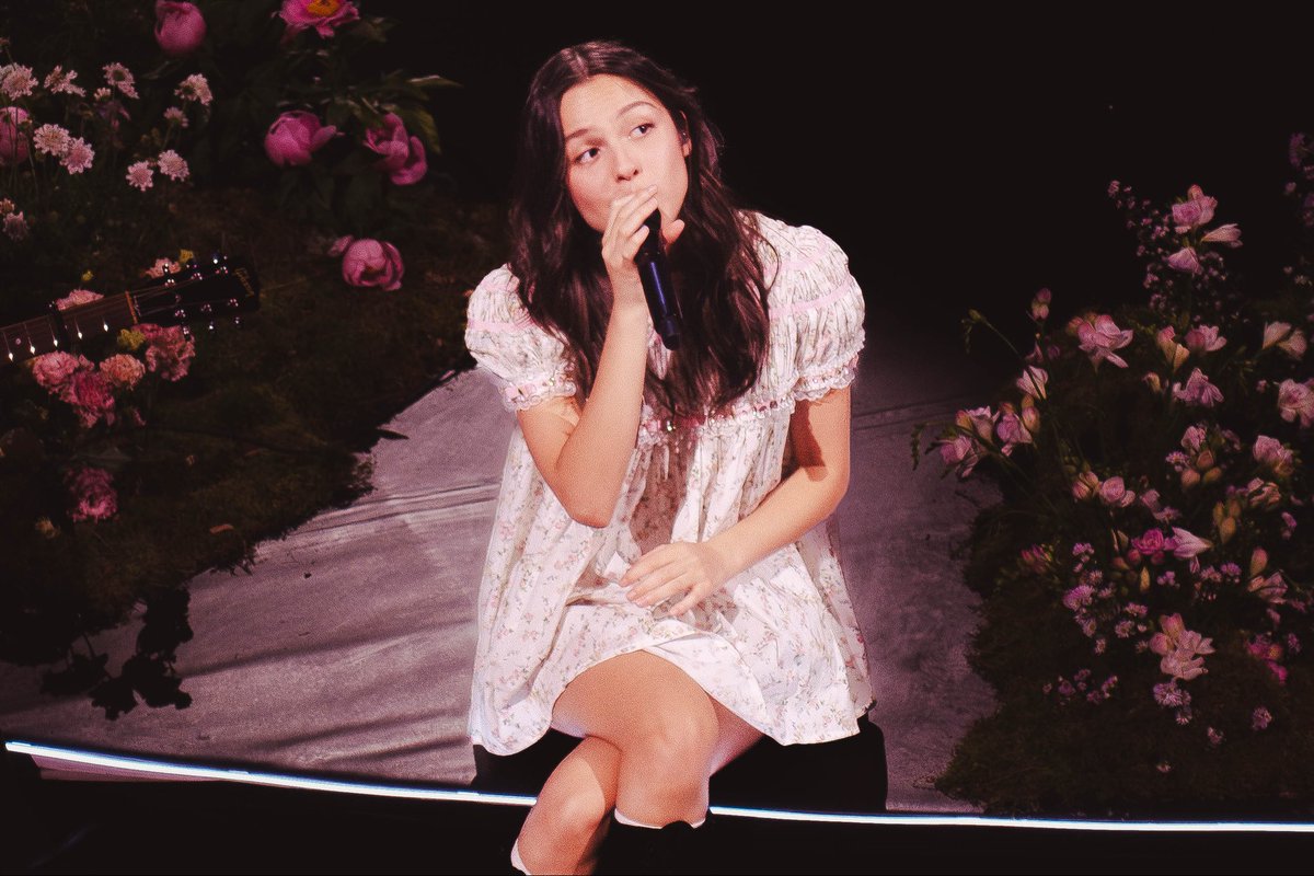 lSF3SB's tweet photo. spotify billions club live starring @oliviarodrigo 
shot from the crowd (do not repost without credits) 💐💐💐 https://t.co/4iGuarUaez