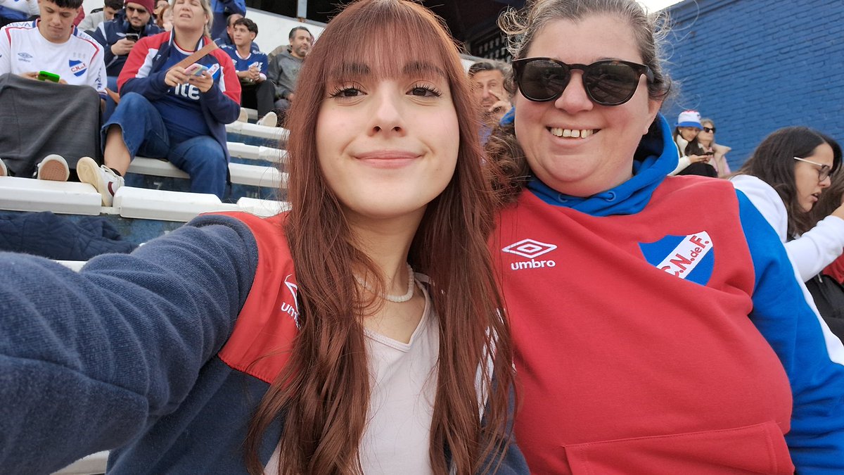 chechu25's tweet photo. @AndresReyes1976 Cumplo con la consigna al revés. Yo mamá, el dia de la madre del año pasado, con mi hija mayor. https://t.co/jeqiRh4UE7