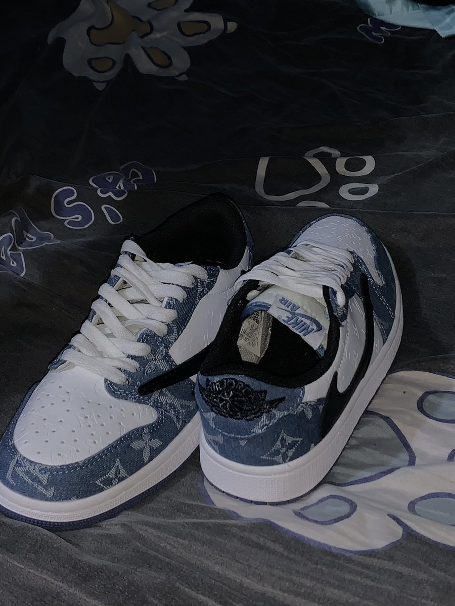 reshthegoat's tweet photo. After working for a year, this is the first time I’ve been able to buy shoes for myself. https://t.co/OLEnkvMkaN