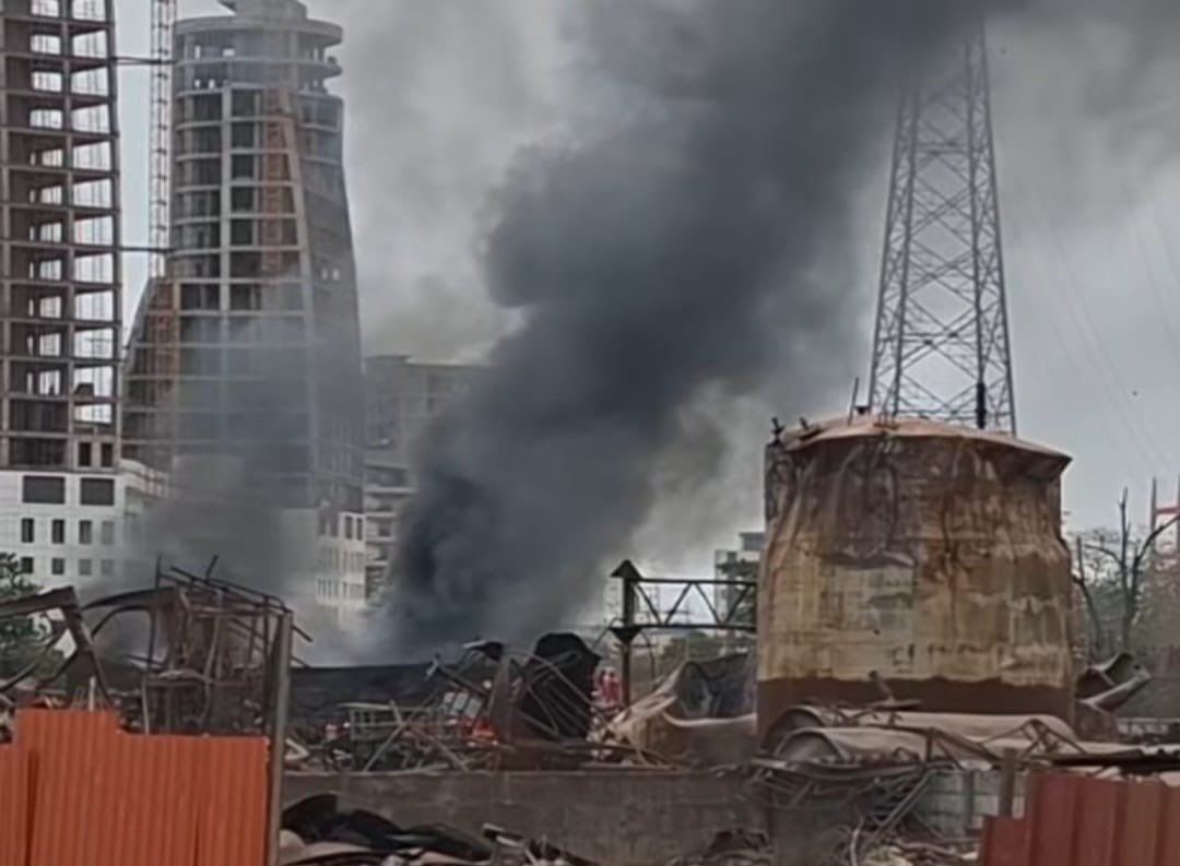 guineeintel's tweet photo. Selon le colonel Ibrahima Sory Kaba, directeur régional de la Protection civile de Conakry, « le feu est désormais circonscrit, même s’il n’est pas encore totalement maîtrisé. Toutefois, il n’y a plus de danger ni de risque de propagation » https://t.co/ONXHY8XiUz https://t.co/q0Jg3TNXUu