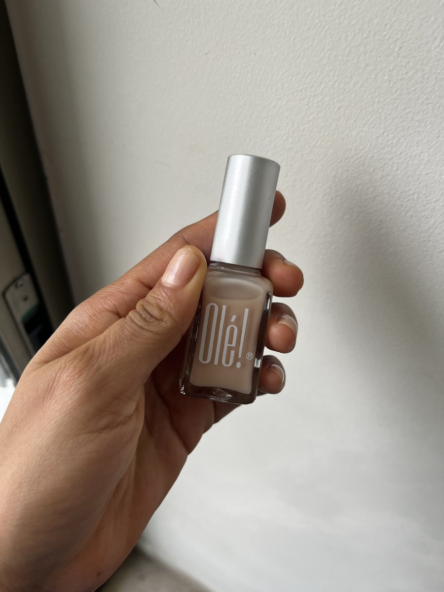 azullortiz's tweet photo. Hermanas si ustedes son como yo y no les gusta hacerse las uñas pero tampoco las quieren traer sin nada, este esmalte de olé me gusta mucho, te deja un colorcito súper natural y según esto es fortalecedor ✨

Las tqm, por cierto hola de nuevo después de tanto tiempo 🤝✨ https://t.co/BbMuyxqV5h