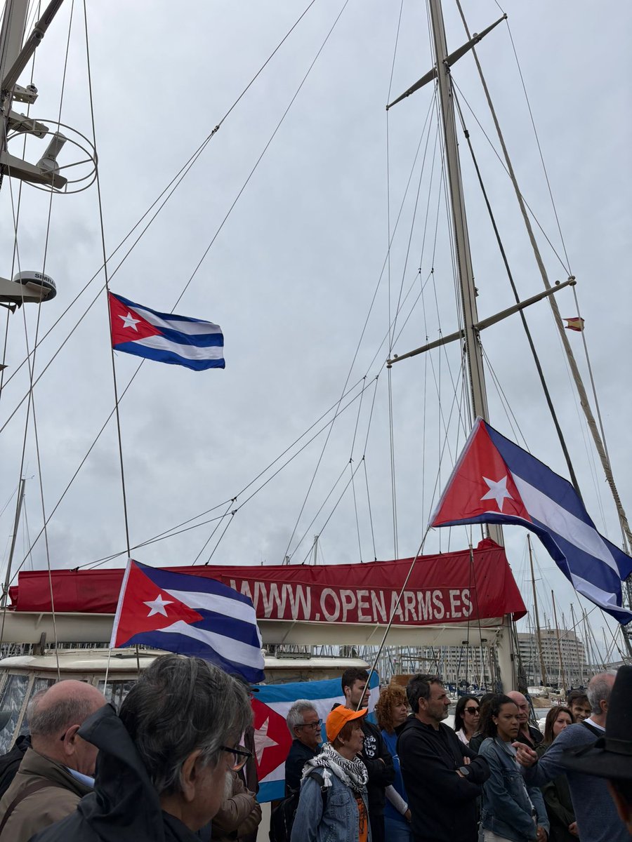 JoventInter's tweet photo. Aquest matí el Jovent Republicà hem estat presents al Moll de la Fusta per donar suport a la sortida de la missió “Cap a Cuba” d’@openarms_fund. Solidaritat internacionalista davant el bloqueig.

¡En defensa dels drets humans i la dignitat dels pobles! ✊🇨🇺 https://t.co/f3BSh9xJiZ