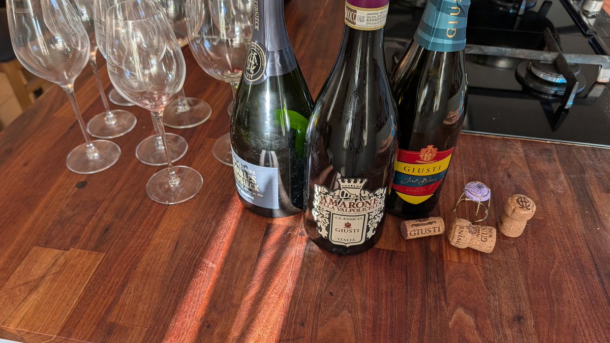 Nöjd mamma firad i fantastiskt väder☀️🇸🇪. Blev <a href="/GDTradingIntern/">Gerd-Dagny</a> patenterade förrätt, med  champagne &amp; mousserande vitt, grill med Amarone (alkoholfritt till kidsen).Det vita mousserande ser på etiketten ut som något som skulle kunna tilltala <a href="/mamsigull/">sаnnа</a> men <a href="/Aktiepappa/">Aktiepappa</a> att rysa😂