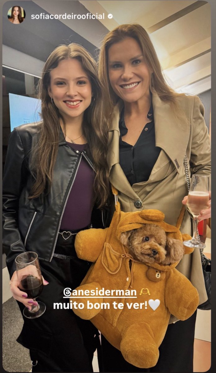 anesiderman's tweet photo. A Lisa foi a verdadeira estrela da estreia…
eu só fui a humana que morreu no filme 🎬

Ela chegou escondida dentro da bolsa de urso ted dela
parecendo literalmente um bichinho de pelúcia

E o melhor era ver a reação das pessoas quando percebiam:
“pera… isso é uma cachorrinha?” https://t.co/vZuSV61OCX