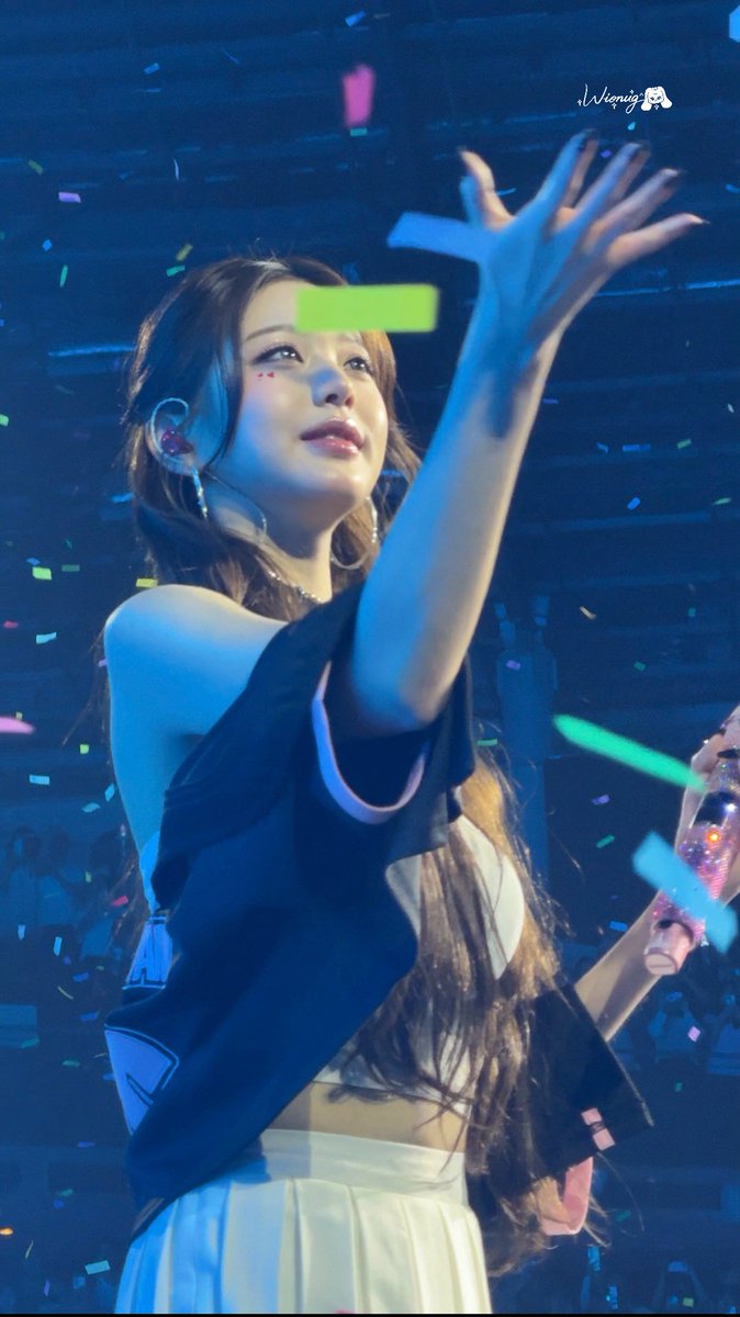 Wionug's tweet photo. 260509 IVE #SHOW_WHAT_I_AM 
IN SINGAPORA

🤏🏻🤏🏻

#원영 #WONYOUNG #ウォニョン #장원영  #JANGWONYOUNG #갓기 #IZONE #IVE #아이즈원 #아이브 https://t.co/o1Fj8RGdpS