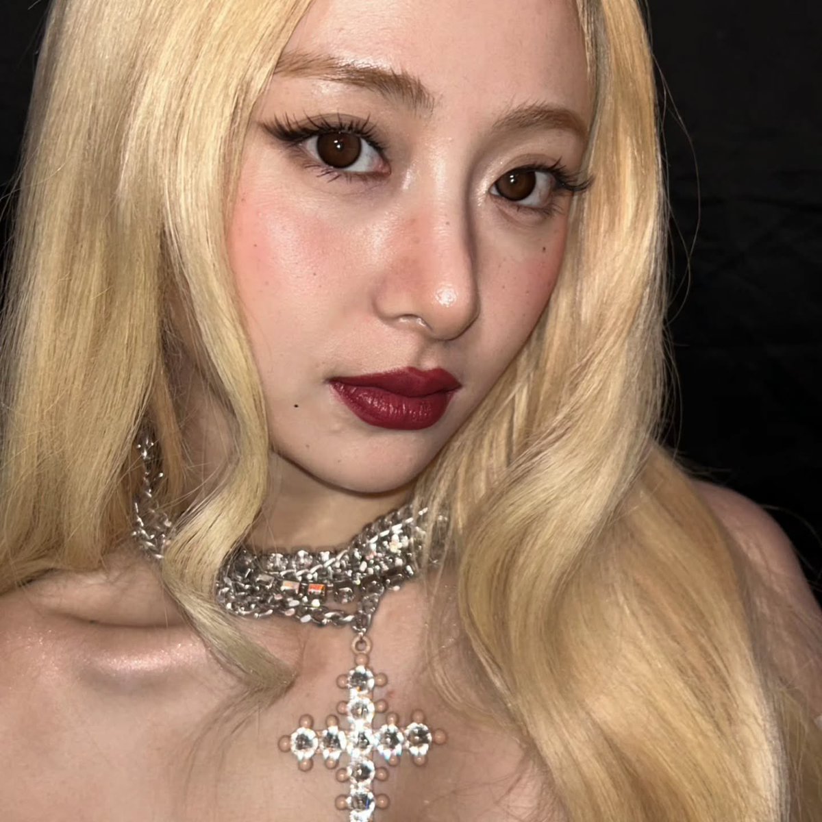 sserapics's tweet photo. HUH YUNJIN VAMPIRE 🧛‍♀️ https://t.co/K5f8B6erLQ