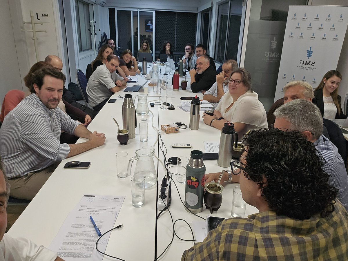 RodrigoPerna3's tweet photo. CE SMU 6/05/26
Recibimos al Dip. Dr. Preve @fepreco
A pesar de nuestra insistencia el SMU @smuruguay sigue sin expresarse públicamente respecto de la Ley presentada por el Dr. Preve y la bancada del Diputados del FA. 
El SMU debe rechazar de plano esta Ley por ser OBLIGATORIA. https://t.co/wiFYJ4E8fO