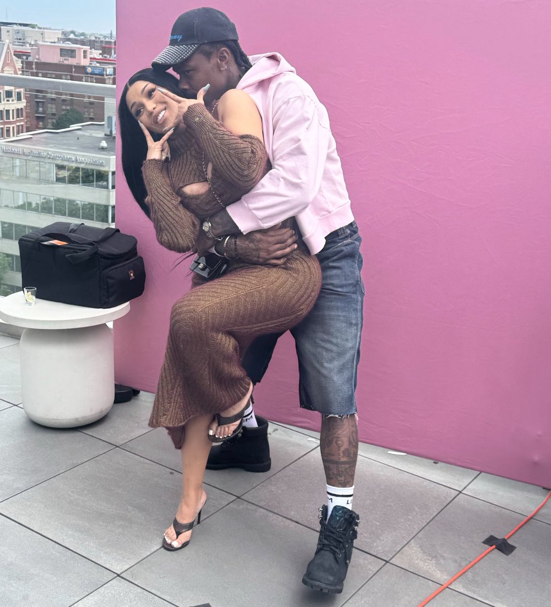 doctorTeeTee's tweet photo. Are they back together or they just never broke up😭 ???? https://t.co/1nbCiJ0ygN