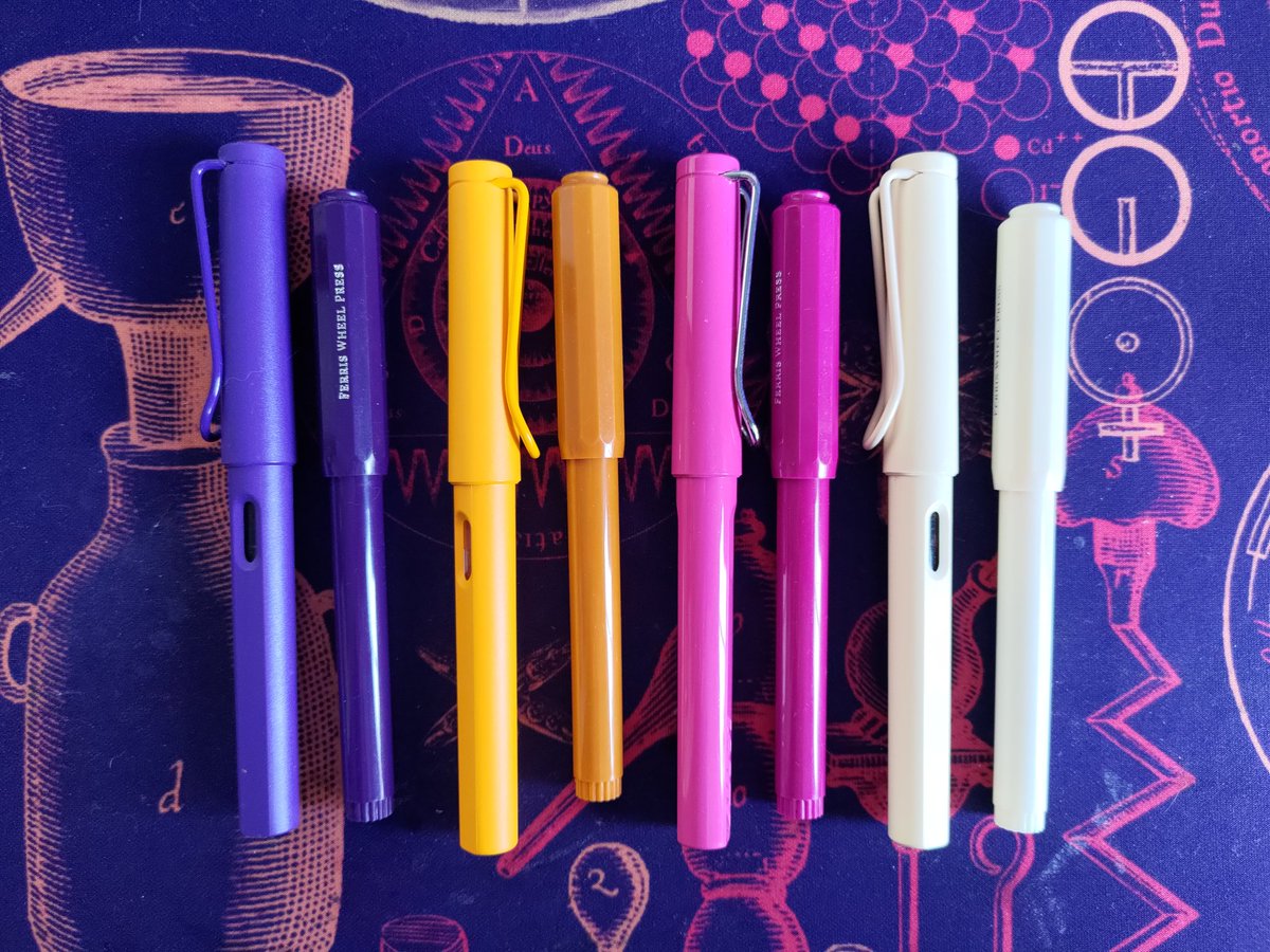 PaperLoversPL's tweet photo. Lamy Safari vs @FWPStationery The Carousel 🤔#stationery #handwriting https://t.co/TQOt2U5KXW