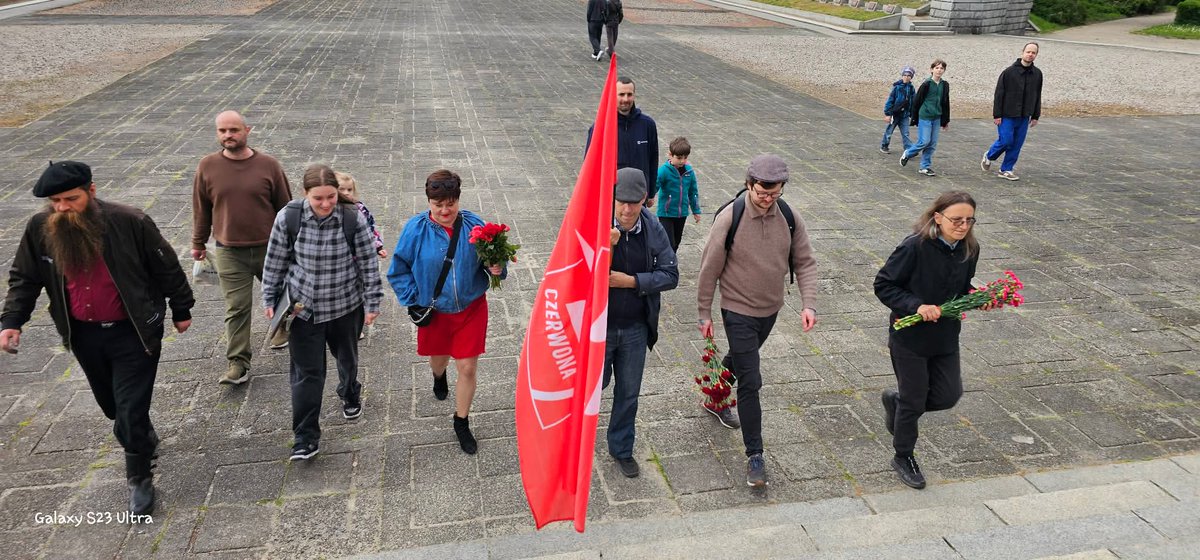 HCzerwona's tweet photo. Dzień Zwycięstwa nad faszyzmem. Złożyliśmy kwiaty na Cmentarzu Żołnierzy Radzieckich w Warszawie #antyfaszyzm https://t.co/Q55tCtsqns